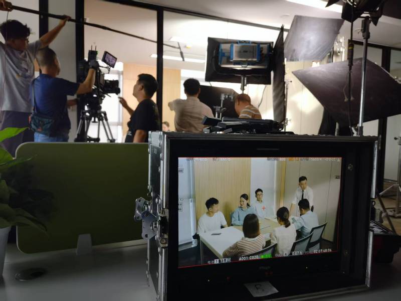 尖扎县TVC拍摄公司：科技产品视觉化大师，诠释未来感与功能美学